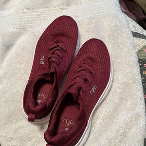 Women’s tennis shoes